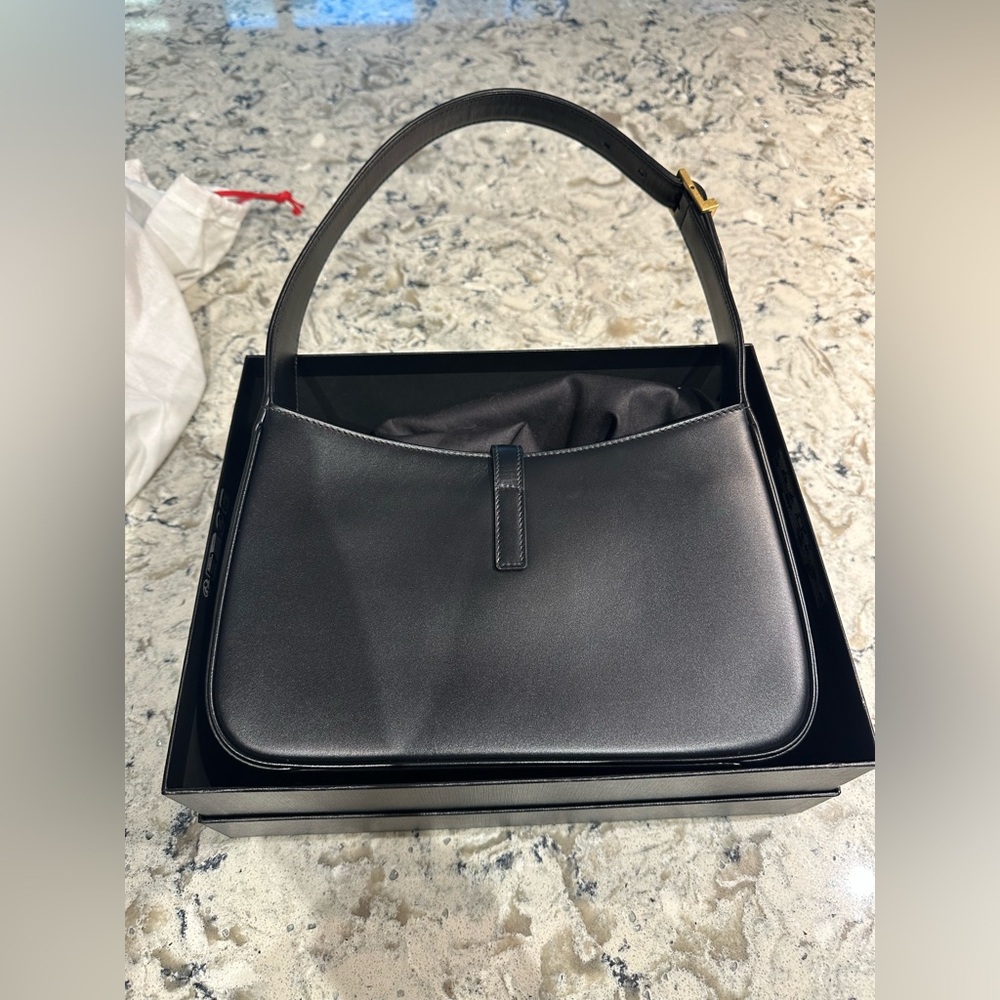 Yves Saint Laurent Black and Gold Shoulder Bag : “LE 5 À 7 IN SMOOTH LEATHER” - Picture 2 of 3